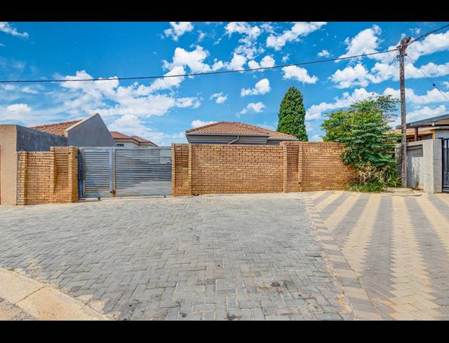 3 BEDROOM FREEHOLD FOR SALE IN COSMO CITY